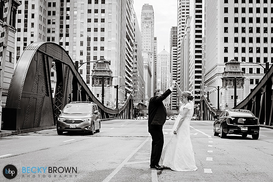 41-chicago-wedding-bridge-photo