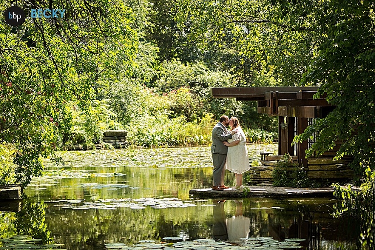 10-wedding-photo-lily-pool